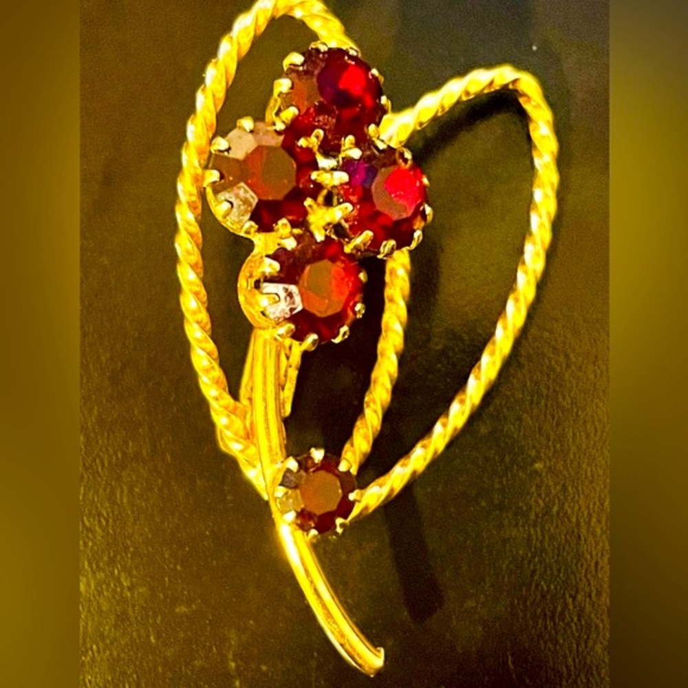 Vintage Gold Rope and Ruby Crystal Brooch - Picture 7 of 8